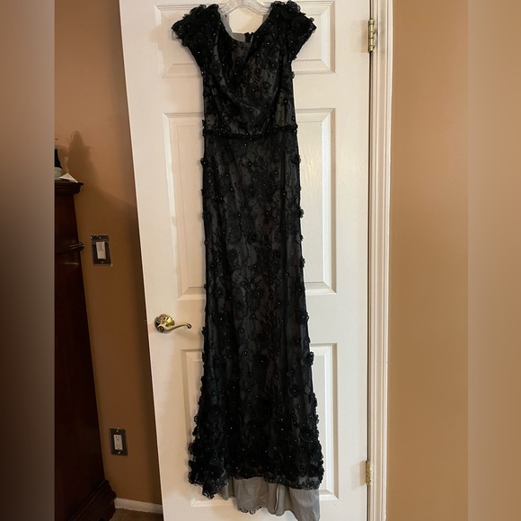 Mac Duggal/NWT Floral Applique Boat Neck Short Sleeve Gown, Black 67711 - Picture 4 of 14